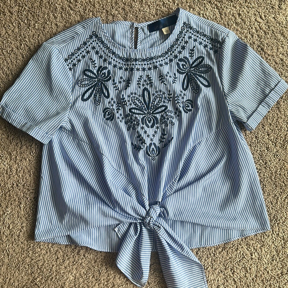 Sm blue and white with details on front with tie